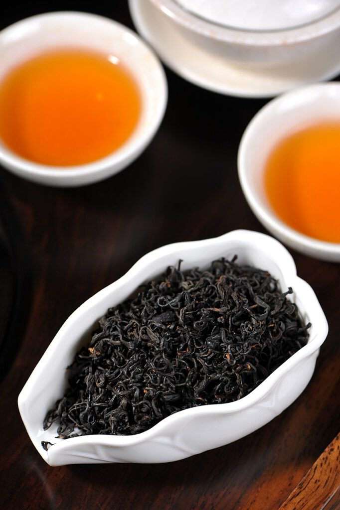 Zelený aj čierny čaj obsahujú kofeín a aminokyselinu zvanú L-theanín